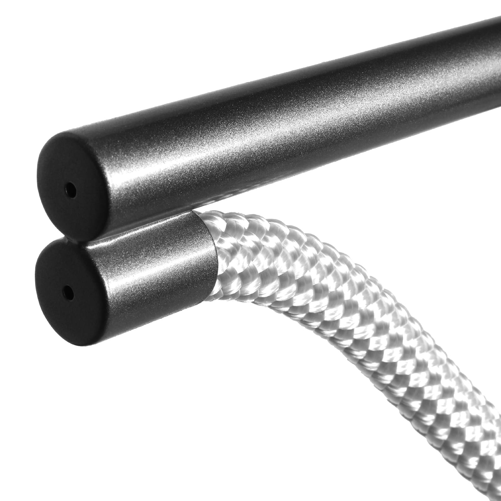 Czarna lampa wisząca Serpente 2 z pilotem, z metalowym wykończeniem. Widoczne dwa cylindryczne elementy oraz pleciony kabel w kolorze srebrnym. Ujęcie zbliżeniowe, ukazujące detale konstrukcji.