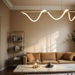 Lampa wisząca Serpente w kolorze złotym, z falistym kształtem, z pilotem LED/55W. Zawieszona nad stołem, w otoczeniu kanapy i regału, z ciepłym światłem odbijającym się na marmurowym blacie.