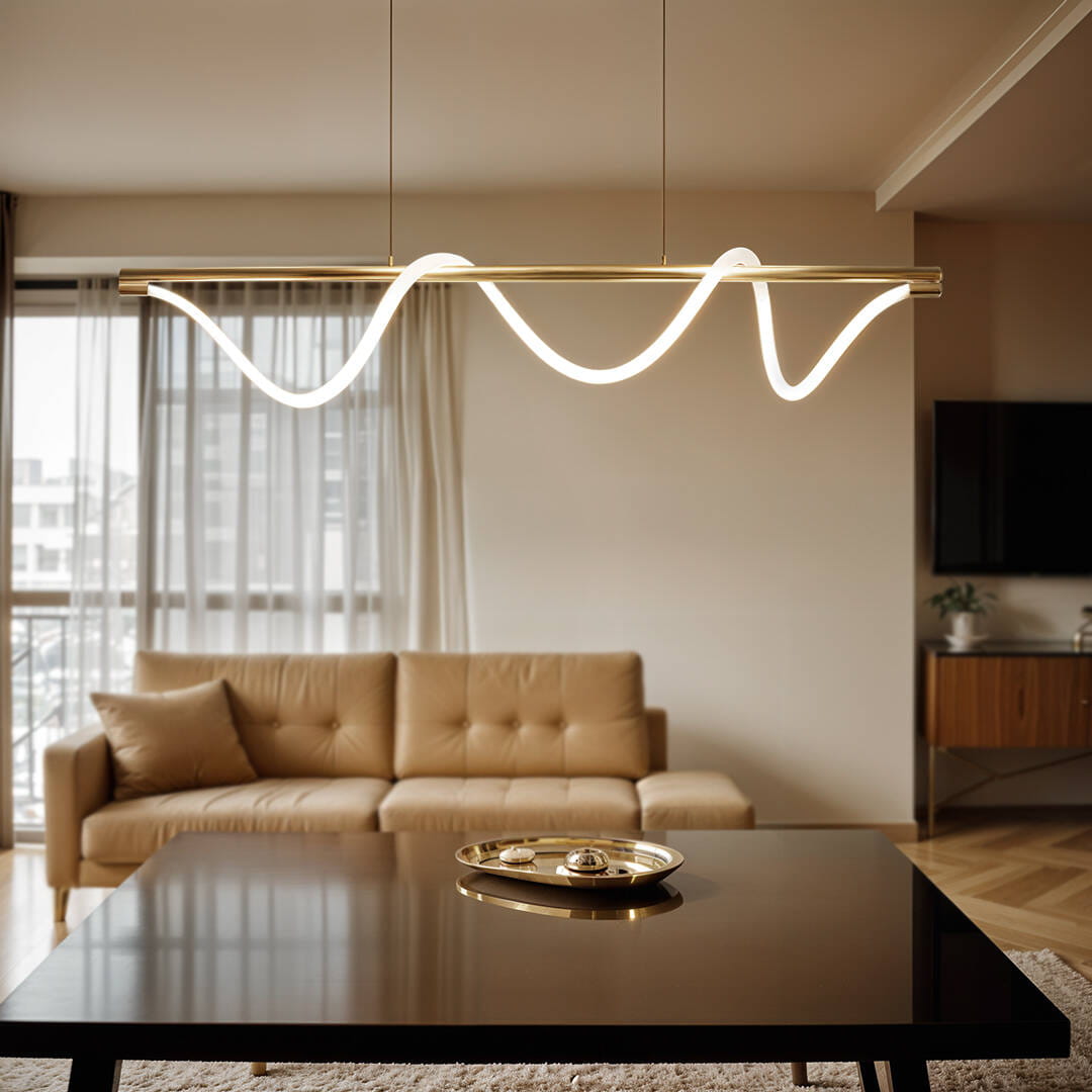 Lampa wisząca Serpente 2 LED o mocy 55W w kolorze złotym, z podświetleniem w kształcie fal. Zawieszona na dwóch cienkich linkach, znajduje się nad ciemnym stołem w nowoczesnym wnętrzu z beżową sofą i oknem w tle.