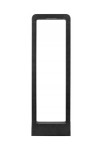 Lampa stojąca ogrodowa Rio LED H60 w kształcie słupka, wykonana z czarnego materiału. Prosta konstrukcja, z prostokątnym korpusem i płaską podstawą, umieszczona na jednolitym tle. Idealna do oświetlenia przestrzeni na zewnątrz.