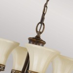 Lampa wisząca Drawing Room z czterema kloszami E27 w postarzanym brązie. Klosze w kształcie tulipanów z matowego szkła, mocowanie z ozdobnym łańcuchem. Produkt zawieszony, z eleganckim wykończeniem i detalami, na jasnym tle.