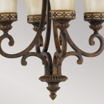 Lampa wisząca Drawing Room w postarzanym brązie, z czterema miejscami na żarówki E27. Metalowa konstrukcja z eleganckimi, zakrzywionymi detalami oraz mlecznymi kloszami, tworzy klasyczny wygląd. Ujęcie z boku, z widocznymi detalami mocowania.