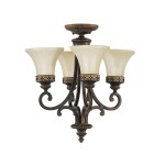 Lampa wisząca Drawing Room z czterema kloszami E27 w postarzanym brązie. Klosze mają delikatny, kremowy kolor z ozdobnym brzegiem. Metalowa konstrukcja z dekoracyjnymi, kręconymi elementami. Ujęcie frontalne, produkt w pozycji wiszącej.