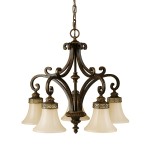 Lampa wisząca Drawing Room z postarzanym brązem, z pięcioma kloszami w kształcie dzwonu z opalizującego szkła. Elementy dekoracyjne w formie kręconych wzorów. Wisi na łańcuchu, idealna do eleganckich wnętrz.