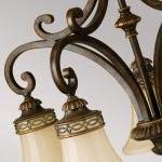 Lampa wisząca Drawing Room w postarzanym brązie z pięcioma kloszami E27. Widoczne ozdobne detale metalowe, eleganckie, lekko przezroczyste klosze oraz finezyjne zawieszenie. Ujęcie zbliżeniowe na detale konstrukcji.