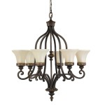 Lampa wisząca Drawing Room w postarzanym brązie z sześcioma kloszami w kształcie kielicha z białego szkła, na ozdobnych mocowaniach. Produkt zawieszony na łańcuchu, z dekoracyjnymi detalami w dolnej części.