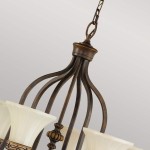 Lampa wisząca Drawing Room z postarzanym brązem, z sześcioma kloszami w kształcie tulipana z matowego szkła. Ujęcie z góry, pokazujące detale mocowania i dekoracyjne elementy. Wisi na łańcuchu, idealna do wnętrz klasycznych.