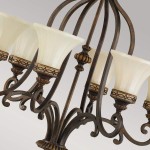 Lampa wisząca Drawing Room z sześcioma kloszami E27 w postarzanym brązie. Klosze mają kształt kielicha z delikatnym wzorem, a metalowa konstrukcja charakteryzuje się eleganckimi zdobieniami oraz zakrzywionymi liniami.