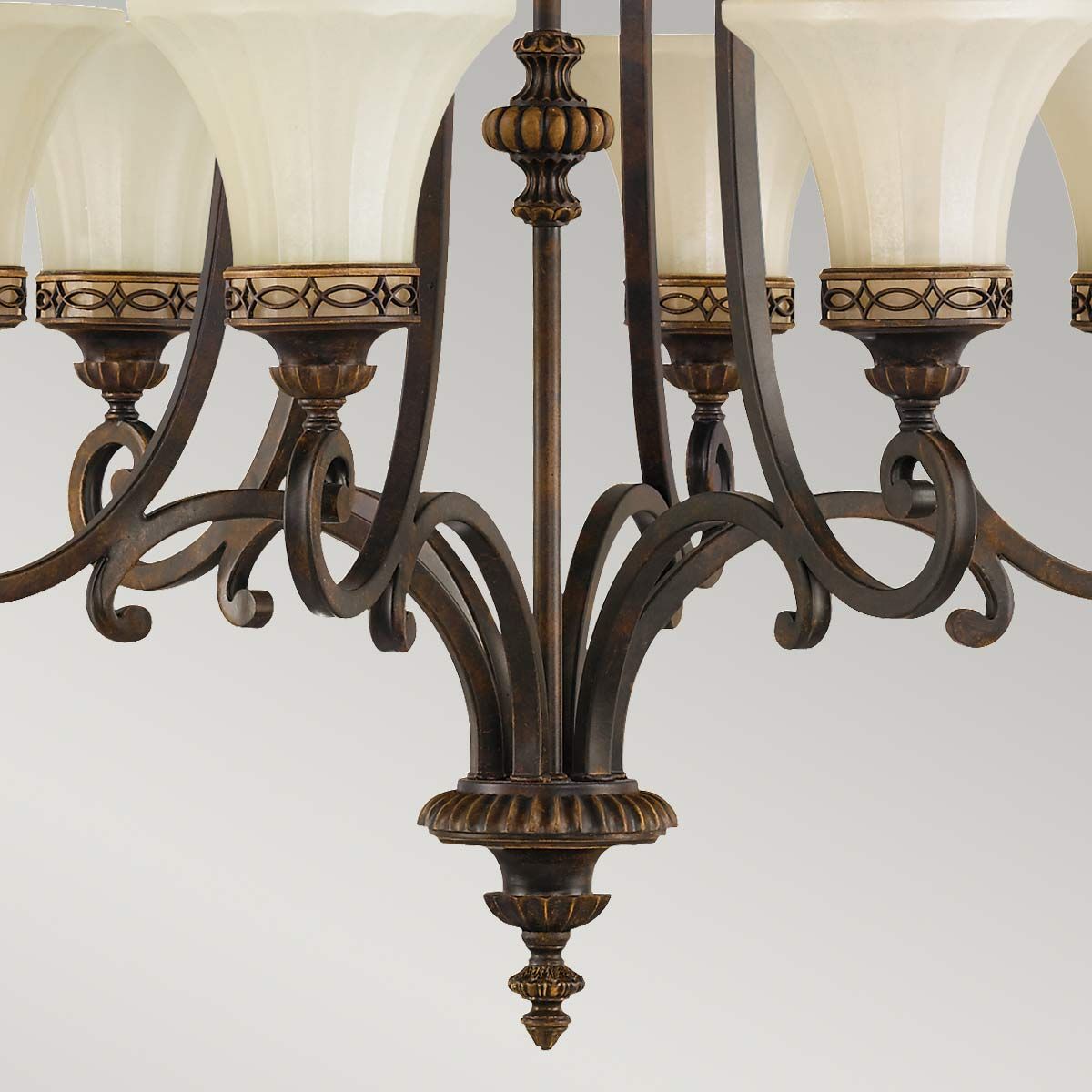Lampa wisząca Drawing Room z sześcioma kloszami E27 w postarzanym brązie. Wykonana z metalu, ozdobiona delikatnymi wzorami. Klosze w kolorze mlecznym, umieszczone na eleganckich ramionach, nadają charakterystyczny wygląd.