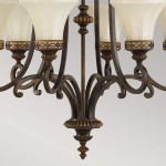 Lampa wisząca Drawing Room z sześcioma kloszami E27 w postarzanym brązie. Wykonana z metalu, ozdobiona delikatnymi wzorami. Klosze w kolorze mlecznym, umieszczone na eleganckich ramionach, nadają charakterystyczny wygląd.