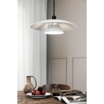 Lampa wisząca Millinge 1xE27 w kolorze czarnym i białym, z dużym, okrągłym kloszem, zawieszona w jasnym wnętrzu. Widoczny stół z detalami: dzbanek, talerz z owocami, filiżanka z kawą oraz książka.
