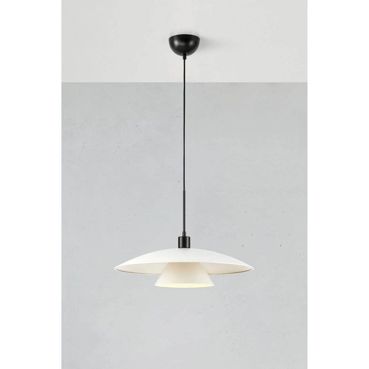 Lampa wisząca Millinge 1xE27 w kolorze czarnym i białym, z dwoma stożkowymi kloszami, zawieszona na cienkim czarnym przewodzie. Klosze mają matową powierzchnię, a lampa zamontowana jest na czarnej podsufitce. Tło w neutralnym szarym odcieniu.