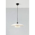 Lampa wisząca Millinge 1xE27 w kolorze czarnym i białym, z dwoma stożkowymi kloszami, zawieszona na cienkim czarnym przewodzie. Klosze mają matową powierzchnię, a lampa zamontowana jest na czarnej podsufitce. Tło w neutralnym szarym odcieniu.