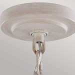 Lampa wisząca Hartsville w kredowej bieli z trzema gniazdami E14. Ujęcie z dołu, pokazujące okrągły sufitowy element mocujący i metalowy łańcuch. Wykończenie z delikatnym teksturowaniem, elegancki design.