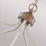 Lampa wisząca Hartsville w kredowej bieli z pięcioma ramionami E14. Górna część z okrągłym drewnianym elementem, z widocznymi białymi przewodami. Ujęcie z bliska, pokazujące detale konstrukcji oraz fakturę materiałów.
