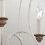 Lampa wisząca Hartsville w kolorze kredowej bieli, z pięcioma miejscami na żarówki E14. Widoczne drewniane detale w ciepłym odcieniu oraz eleganckie, zakrzywione ramiona. Kąt ujęcia zbliżony na elementy konstrukcyjne.
