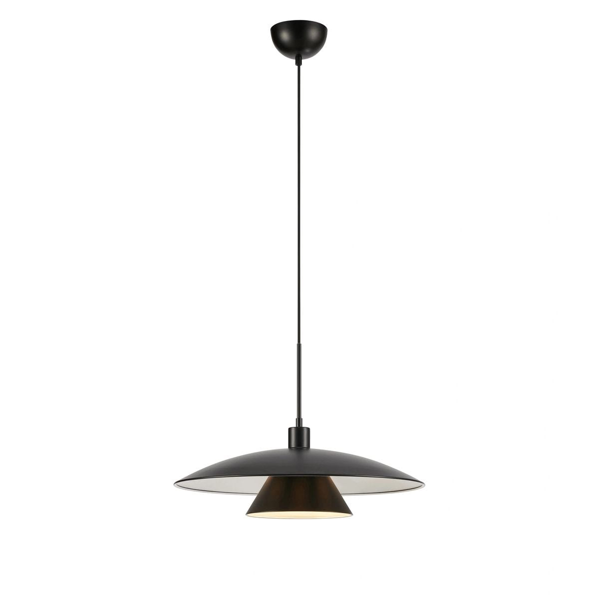 Czarna lampa wisząca Millinge z jednym gniazdem E27, o dużym, okrągłym kloszu z matowego metalu, zwisająca na cienkim przewodzie. Wnętrze klosza w kolorze złotym, co dodaje elegancji. Montaż sufitowy, prosty design.