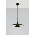 Lampa wisząca Millinge z jedną oprawą E27 w kolorze czarnym. Posiada stożkowaty klosz z zewnętrzną częścią w matowej czerni i wewnętrzną w złotym kolorze, zawieszona na cienkim kablu. Ujęcie z boku, na jednolitym tle.