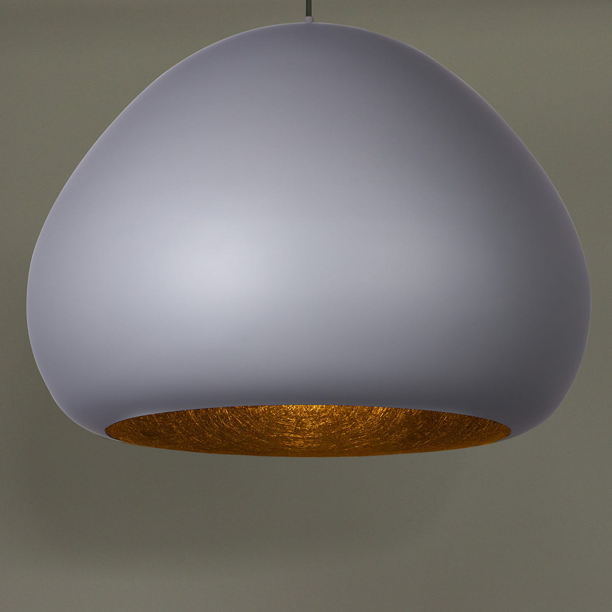 Lampa wisząca Lava D52 w kolorze szarym z złotym wnętrzem, o opływowym kształcie. Ujęcie z dołu, pokazujące matową powierzchnię i metaliczne wykończenie wewnętrzne. Pasuje do nowoczesnych wnętrz. Przeznaczona do żarówki E27.