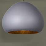 Lampa wisząca Lava D52 w kolorze szarym z złotym wnętrzem, o opływowym kształcie. Ujęcie z dołu, pokazujące matową powierzchnię i metaliczne wykończenie wewnętrzne. Pasuje do nowoczesnych wnętrz. Przeznaczona do żarówki E27.