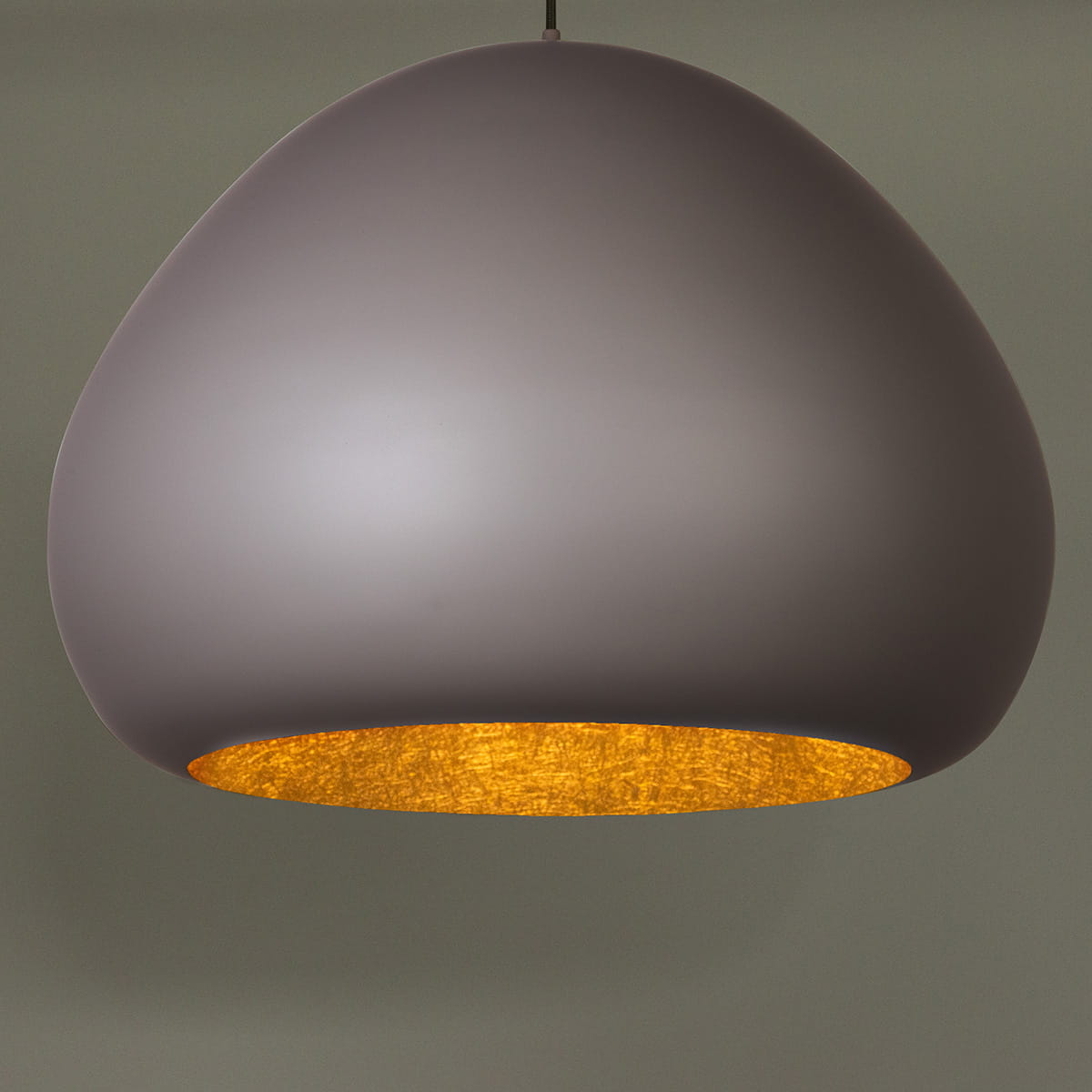 Lampa wisząca Lava D52 w kolorze taupe z metalicznym, złotym wnętrzem. Okrągły, gładki klosz w kształcie kropli, zawieszony na cienkim przewodzie. Idealna do nowoczesnych wnętrz.