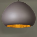 Lampa wisząca Lava D52 w kolorze taupe z metalicznym, złotym wnętrzem. Okrągły, gładki klosz w kształcie kropli, zawieszony na cienkim przewodzie. Idealna do nowoczesnych wnętrz.