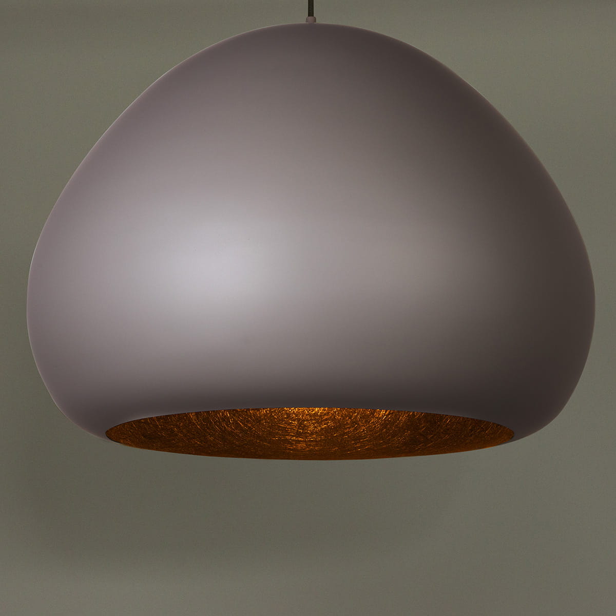 Lampa wisząca Lava D52 w kolorze taupe z złotym wnętrzem. Okrągła, matowa obudowa z widocznym, metalicznym detalem wewnętrznym. Ujęcie z dołu, ukazujące kształt i wykończenie lampy. Idealna do nowoczesnych wnętrz.