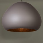 Lampa wisząca Lava D52 w kolorze taupe z złotym wnętrzem. Okrągła, matowa obudowa z widocznym, metalicznym detalem wewnętrznym. Ujęcie z dołu, ukazujące kształt i wykończenie lampy. Idealna do nowoczesnych wnętrz.