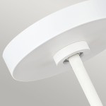 Lampa wisząca Brisbin z białym, okrągłym kloszem i prostym, białym mocowaniem. Ujęcie z dołu, ukazujące szczegóły konstrukcji i estetykę. Wykonana z metalu, idealna do nowoczesnych wnętrz.