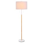 Lampa podłogowa Fogo LP-0304/2F WH z białym okrągłym kloszem i drewnianą nogą w jasnym odcieniu. Ustawiona w pozycji stojącej, z dwoma sznurkami do włączania. Podstawa w kolorze białym.