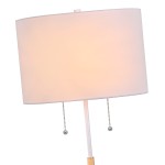 Lampa podłogowa Fogo w białym kolorze z okrągłym abażurem. Posiada dwa uchwyty z metalowymi kulkami do włączania. Stojąca konstrukcja z prostym, metalowym stelażem. Idealna do użytku w wnętrzach.
