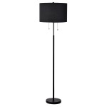 Czarna lampa podłogowa Fogo z dwoma miejscami na żarówki E27. Wysoka, prosta konstrukcja z metalowym stelażem i okrągłą podstawą. Okrągły klosz z tkaniny, zawiera dwa metalowe łańcuszki do włączania. Idealna do nowoczesnych wnętrz.
