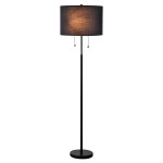 Lampa podłogowa Fogo z dwoma gniazdami E27, czarna. Stojąca konstrukcja z prostym, smukłym metalowym stelażem i okrągłą podstawą. Okrągły klosz z tkaniny w odcieniu czarnym, z dwoma metalowymi łańcuszkami do włączania.