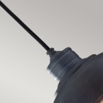 Lampa wisząca Urban Renewal z antycznego kutego żelaza, z oprawą E27. Widok z góry na element mocujący, z czarnym, teksturowanym kablem i metalowym wykończeniem w ciemnym kolorze.