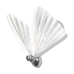 Kinkiet Mariposa z chromowanym wykończeniem, z kloszem w kształcie rozwiniętych skrzydeł, wykonanym z przezroczystego materiału z teksturą. Produkt montowany na ścianie, z wbudowanym źródłem światła LED o mocy 8W.