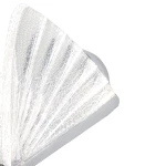 Kinkiet Mariposa w chromowanej oprawie, z jednym źródłem światła LED o mocy 8W. Wyróżnia się dekoracyjnym kloszem w kształcie wachlarza, wykonanym z przezroczystego materiału z geometrycznym wzorem. Produkt montowany na ścianie.