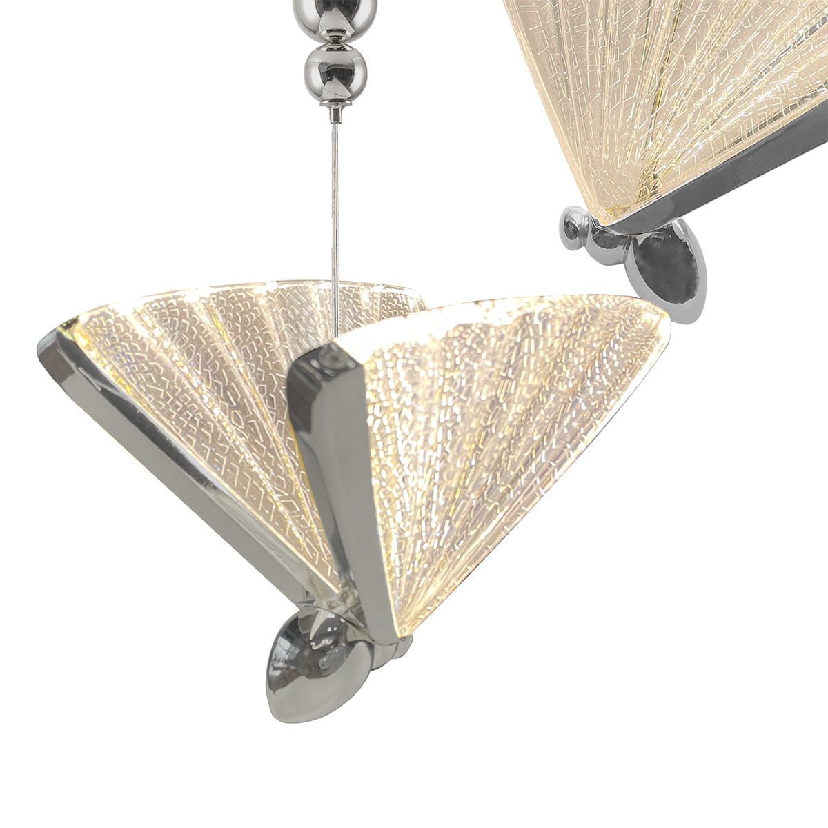 Lampa wisząca Mariposa 3xLED/24W w chromowanej oprawie, z trzema kloszami w kształcie wachlarza z teksturowanego szkła, zawieszona na cienkim przewodzie. Klosze emitują ciepłe światło, tworząc elegancki efekt wizualny.