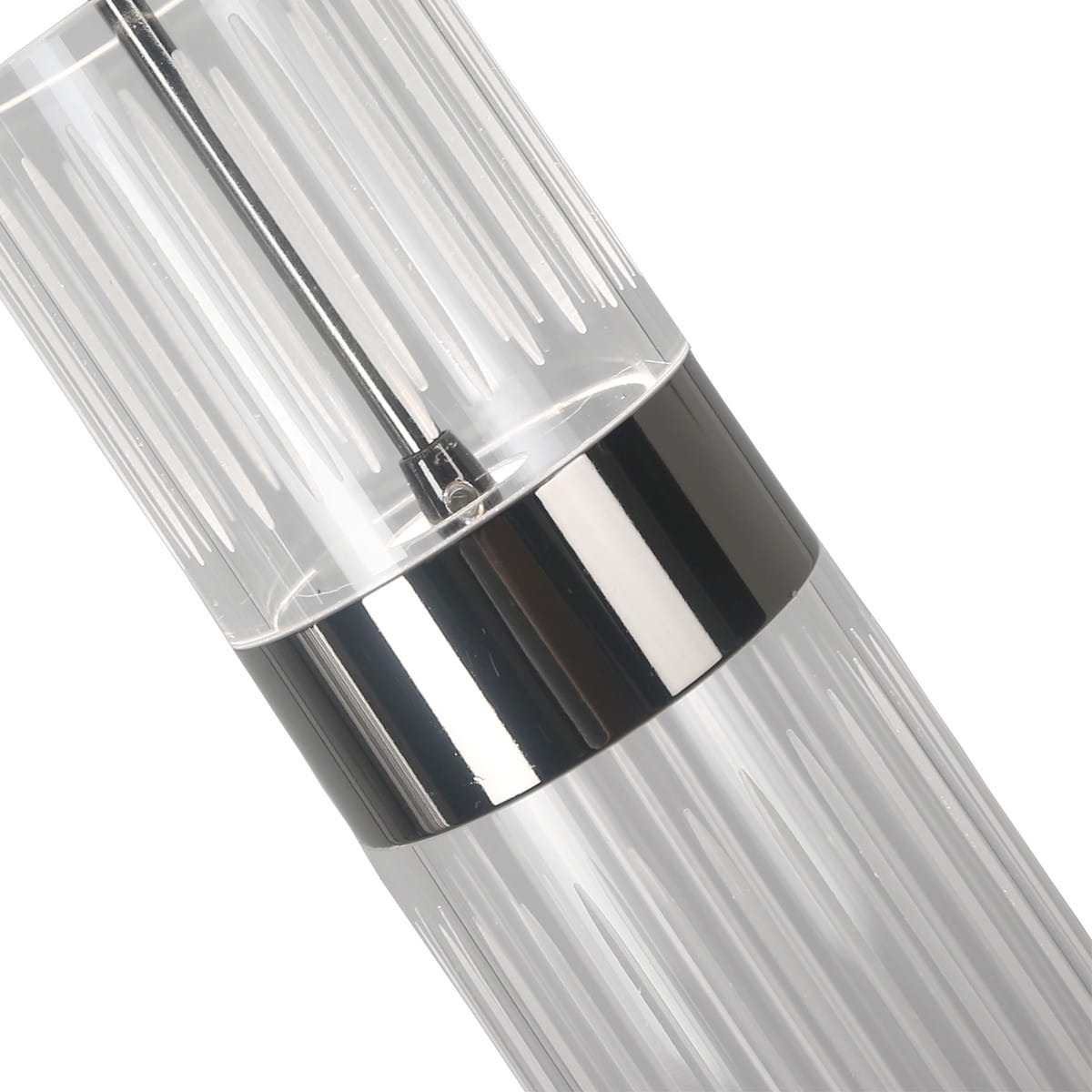 Lampa wisząca Ambiente 3xLED/18W w kolorze grafitowym, wykonana z przezroczystego materiału z fakturą w pionowe linie. Zawieszenie na cienkim kablu, z metalowymi elementami w połysku. Kąt ujęcia z boku, ukazujący detal konstrukcji.