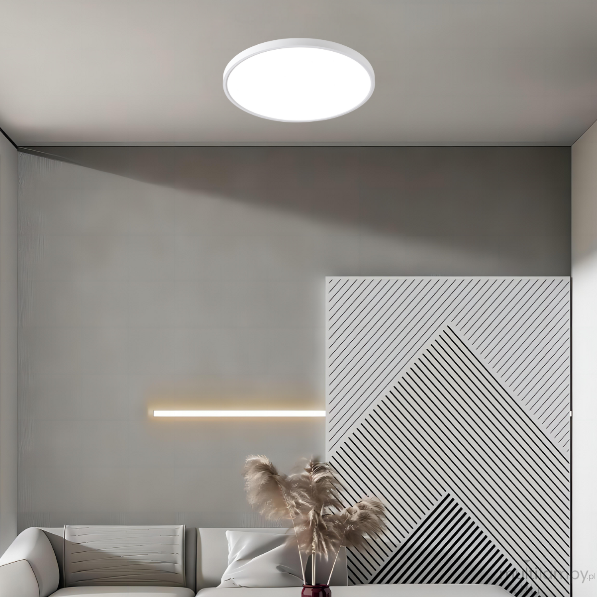 Plafon California D40 w kolorze białym, o okrągłym kształcie, z jedną diodą LED o mocy 36W, zamontowany na suficie. W tle minimalistyczna aranżacja z szarymi ścianami i geometrycznym wzorem na panelu.