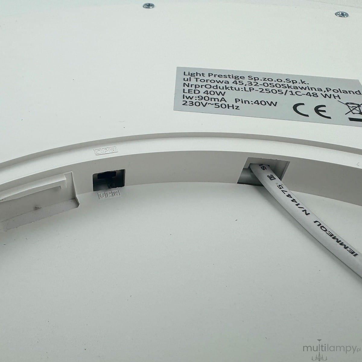 Plafon California D40 w kolorze białym, z tyłu widoczne gniazdo oraz oznaczenia techniczne. Produkt przeznaczony do montażu sufitowego, z wbudowanym źródłem światła LED o mocy 36W. Tło jasne, minimalistyczne.