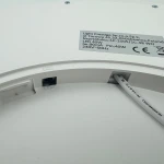 Plafon California D40 w kolorze białym, z tyłu widoczne gniazdo oraz oznaczenia techniczne. Produkt przeznaczony do montażu sufitowego, z wbudowanym źródłem światła LED o mocy 36W. Tło jasne, minimalistyczne.