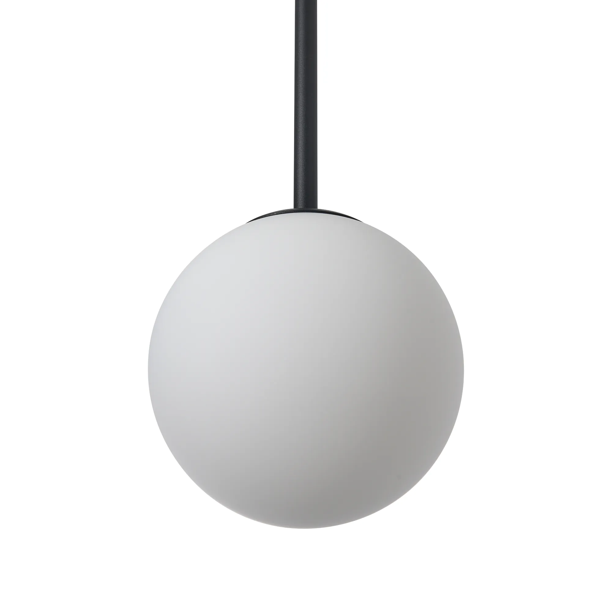 Lampa wisząca Bolti 1xE14 w kolorze czarnym, z okrągłym kloszem z białego matowego szkła. Produkt zawieszony na cienkim, czarnym kablu, prezentowany z bliska, ukazując detal klosza i mocowanie.