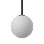 Lampa wisząca Bolti 1xE14 w kolorze czarnym, z okrągłym kloszem z białego matowego szkła. Produkt zawieszony na cienkim, czarnym kablu, prezentowany z bliska, ukazując detal klosza i mocowanie.