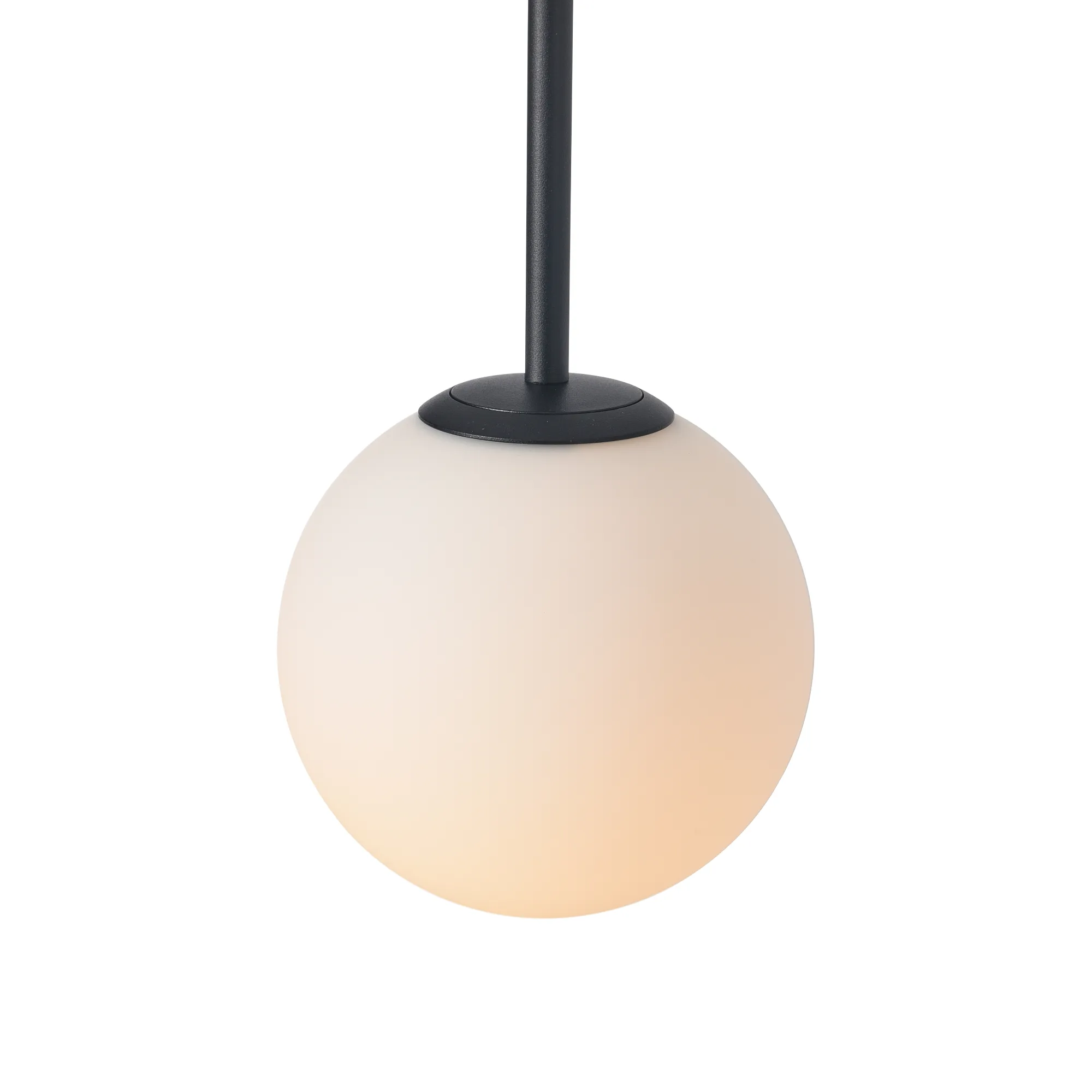Lampa wisząca Bolti 1xE14 w kolorze czarnym z matowym, okrągłym kloszem w odcieniu białym. Ujęcie z dołu, pokazujące detal klosza i mocowanie. Wymiary klosza są odpowiednie do nowoczesnych wnętrz.