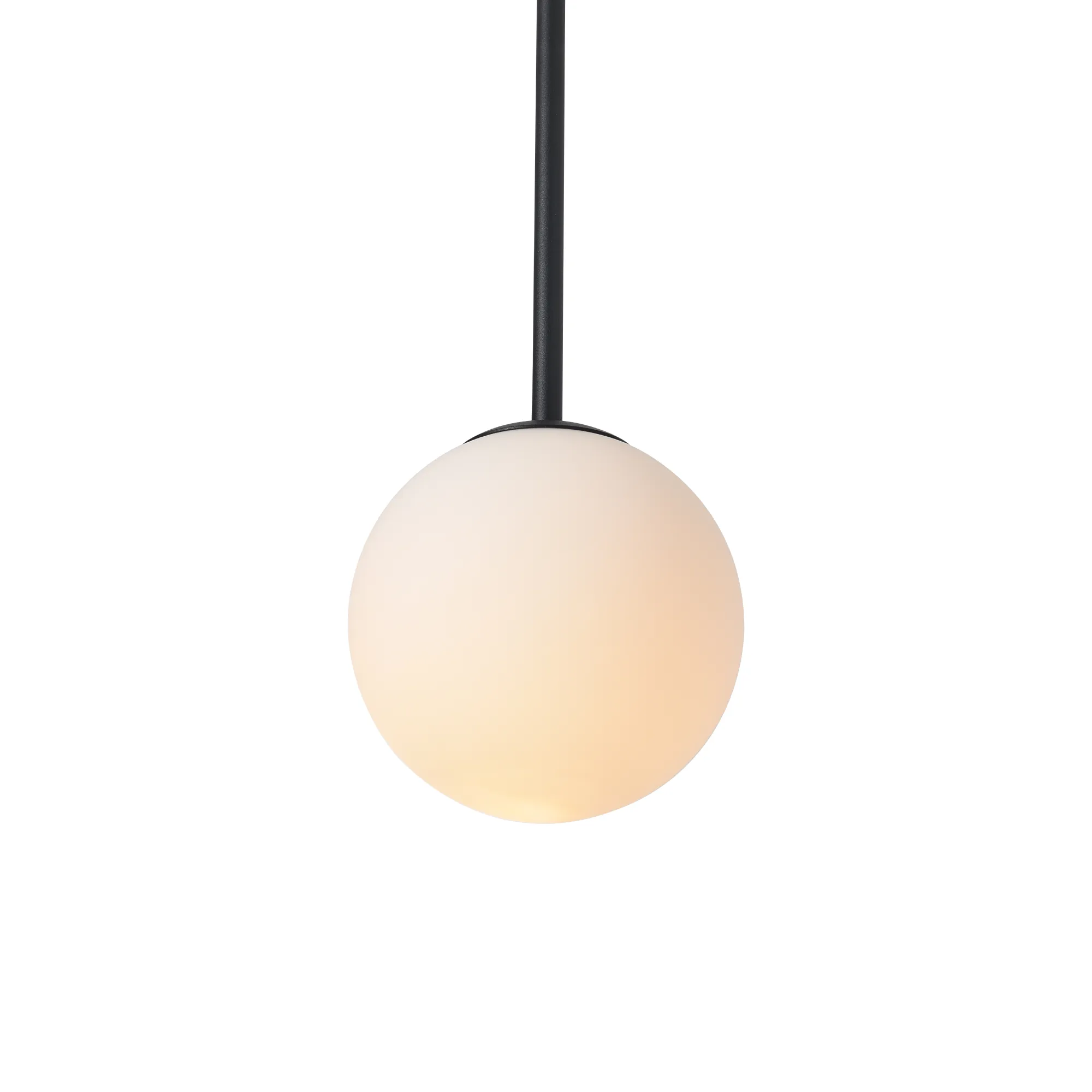Czarna lampa wisząca Bolti z jednym gniazdem E14. Kula z matowego szkła w jasnym odcieniu umieszczona na cienkim, czarnym przewodzie, zawieszona w pionie, idealna do nowoczesnych wnętrz.