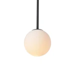 Czarna lampa wisząca Bolti z jednym gniazdem E14. Kula z matowego szkła w jasnym odcieniu umieszczona na cienkim, czarnym przewodzie, zawieszona w pionie, idealna do nowoczesnych wnętrz.