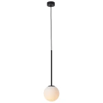 Lampa wisząca Bolti z czarnym, metalowym uchwytem i długim przewodem. Okrągły klosz z mlecznobiałego szkła, zawieszony w pionie. Prosty, nowoczesny design idealny do różnych aranżacji wnętrz.