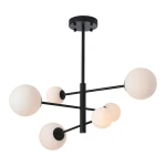 Lampa wisząca Bolti w kolorze czarnym z sześcioma okrągłymi kloszami z białego szkła, umieszczonymi na metalowych ramionach. Ujęcie z dołu, produkt zamontowany na suficie. Wymiary i szczegóły konstrukcji nie są widoczne.