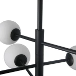 Lampa wisząca Bolti w kolorze czarnym z sześcioma oprawami G9. Konstrukcja z metalowych prętów z matowym wykończeniem, na końcach białe, szklane klosze w kształcie kul. Ujęcie z bliska, pokazujące detale mocowania i kloszy.