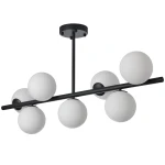 Lampa wisząca Bolti z siedmioma oprawami na żarówki E14, w kolorze czarnym. Konstrukcja z metalowym stelażem i białymi, okrągłymi kloszami z matowego szkła, zawieszona na centralnym wsporniku. Ujęcie z boku, ukazujące nowoczesny design.